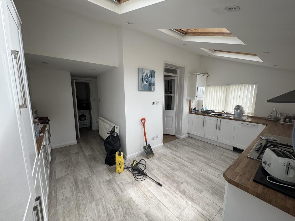 Lot: 85 - FOUR-BEDROOM HOUSE WITH STUNNING SEA VIEWS AND PARKING - Kitchen